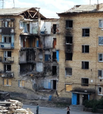 Як живуть вже понад півроку люди у Горенці під Києвом у зруйнованих багатоповерхівках - фото