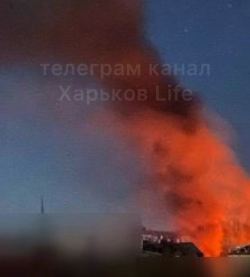 Після влучання російської ракети в Харкові горить лікувальний заклад