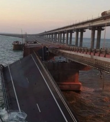 На Кримському мосту ГОРИТЬ! Дорожня частина зруйнована, ПОЖЕЖА ТРИВАЄ