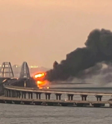 На Кримському мосту пожежа, рух зупинено – ЗМІ