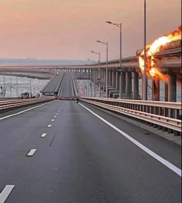 На Крымском мосту произошел взрыв, частично разрушивший его