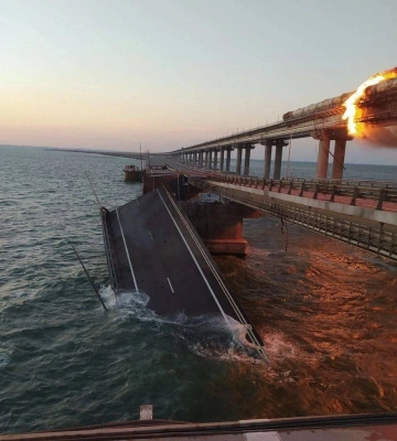 Горить Кримський міст