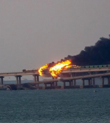 Пожар на Крымском мосту: рухнул один пролет, горит грузовой поезд