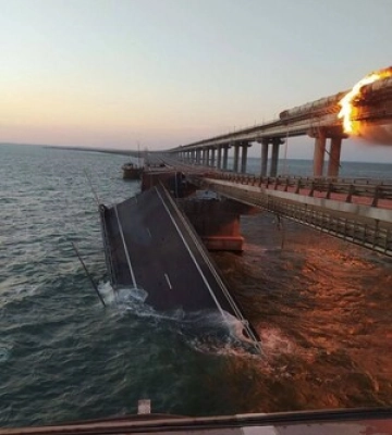 На Крымском мосту возник пожар и частично разрушены пролеты. Оккупанты уже определились с причиной