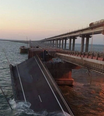 Кримський міст частково обвалився, пошкоджена залізниця: відео наслідків вибуху
