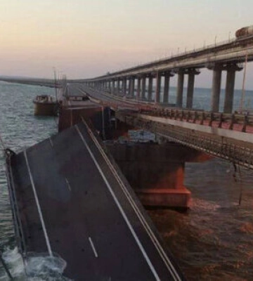 Движение по Крымскому мосту полностью остановлено, на АЗС на полуострове огромные очереди