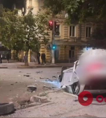 В центре Одессы столкнулись два автомобиля: один перевернулся