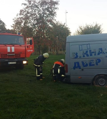 Гасили пожежу, рятували волонтерське авто та пасажирів після ДТП: як минула доба у волинських рятувальників