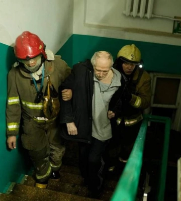 Вследствие ракетного удара в Харькове горела пятиэтажка, жильцов спасли 