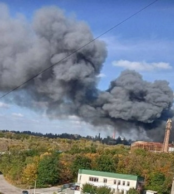 В оккупированном Донецке масштабный пожар: над городом столб черного дыма