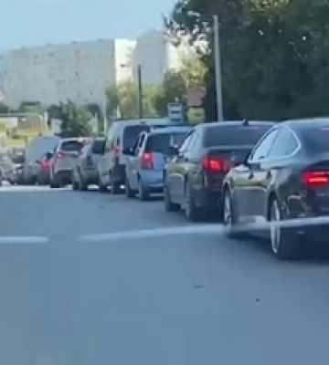 У Криму дикий ажіотаж через підрив мосту: відео величезних черг