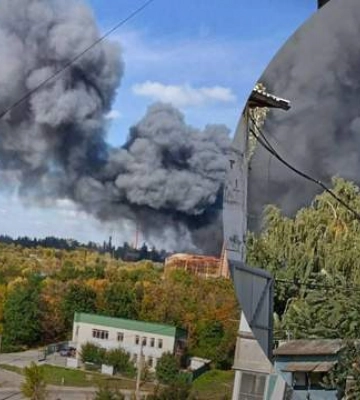 До окупованого Донецька також завітала &quot;бавовна&quot;: у небі велика хмара чорного диму