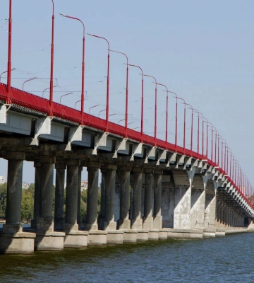 У Дніпрі наркозалежний чоловік хотів стрибнути з Нового мосту