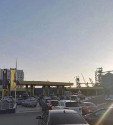 В Севастополе на АЗС растянулась огромная очередь