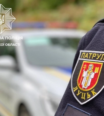Катався на самокаті й загубився: у Луцьку патрульні знайшли дворічного малюка