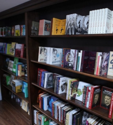 У Києві можна купити та передати фронт книги