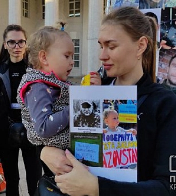 У Кривому Розі родичі провели акцію на підтримку військовополонених, які боронили Маріуполь