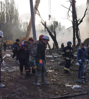 Ракетний удар по Запоріжжю: страшні кадри руйнувань