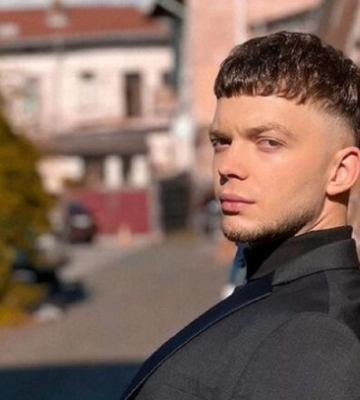 Переможець &quot;Голосу країни&quot; Сергій Лазановський не втримався та заспівав про бавовну над Кримом: &quot;Вова, як ся спить?&quot;
