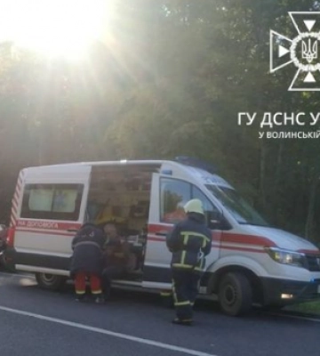 На Волині зіткнулися легковик та мотоцикл: з-під автівки дістали жінку без ознак життя