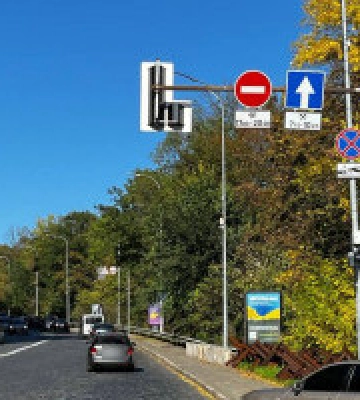 У центрі Києва на кількох дорогах відновили рух транспорту в реверсивному режимі 