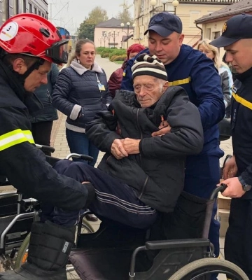 До Луцька з Харківщини евакуювали жителів геріатричного пансіонату