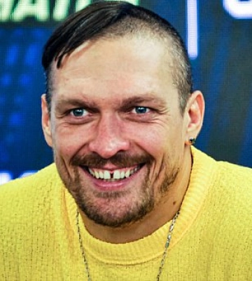 Олександр Усик відвідав поранених військових у госпіталі Кривого Рогу