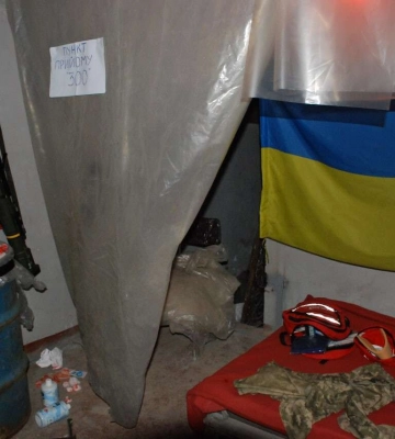 В укритті Музею історії Дніпра відкрили символічну виставку “Маріуполь. Укриття” 