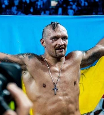 Олександр Усик відвідав поранених військових у госпіталі Кривого Рогу