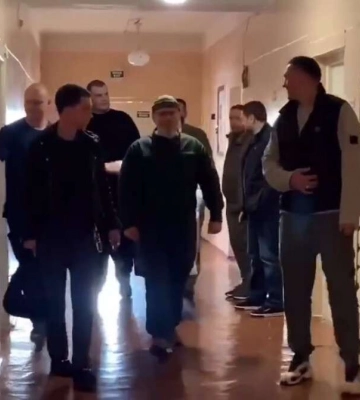 Олександр Усик відвідав поранених військових у госпіталі Кривого Рогу