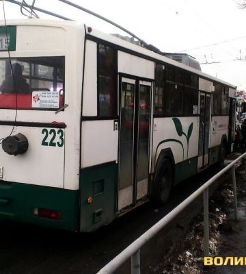 У Луцьку водій BMW в’їхав у тролейбус та втік з місця ДТП: його оштрафували на 3,4 тисячі