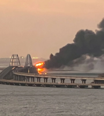 Подарунок Путіну: кому вигідний вибух на Керченському мосту