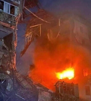 Удар по Запоріжжю: в багатоповерхівці зруйновано цілий під’їзд 