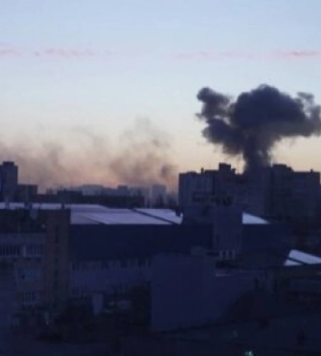 Ракетный удар по центру Киева: пылают автомобили, поднимается дым