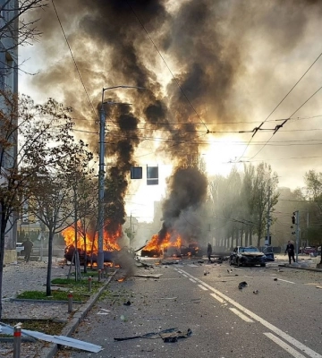 У Києві одна з ракет влучила в перетин Володимирської та бульвару Шевченка, на дорозі горять автомобілі – посол ЄС