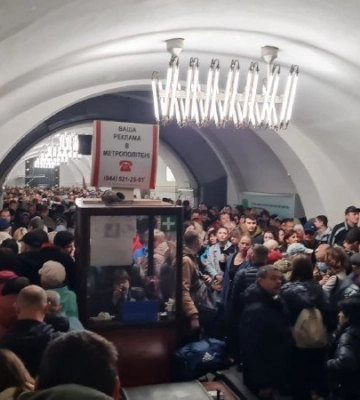 Ракетні удари по Києву: у метро рух зупинено, станції працюють як укриття