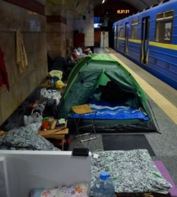 Метро Києва працює як укриття, рух &quot;червоною&quot; гілкою зупинили