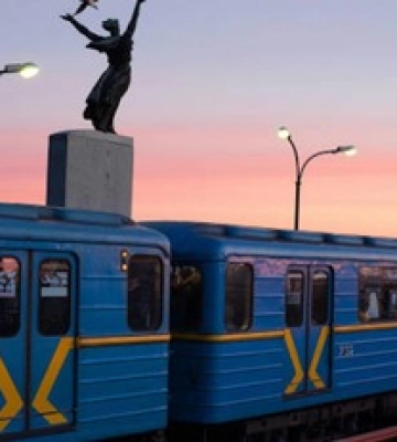 У Києві зупинили рух на всіх лініях метро: станції працюють як укриття