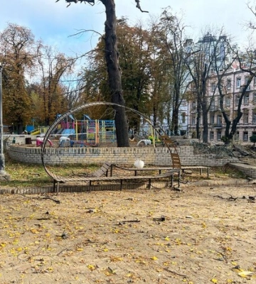 Удар по Києву: рашисти знищили дитячий майданчик (фото, відео)