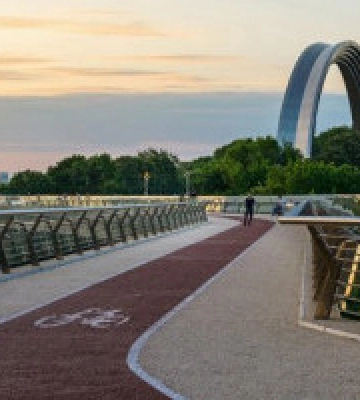 Камера зафіксувала вранішній приліт ракети в міст Кличка в Києві (відео)