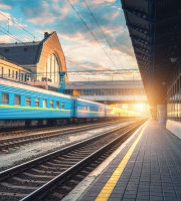 “Укрзалізниця” зберігає дійсними квітки для пасажирів, які не змогли сісти на свій поїзд у Києві через перебування в укриттях