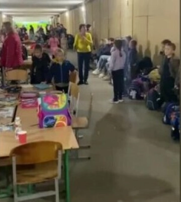 Діти співають у бомбосховищі гімн України під час ракетної атаки на Київ. ВIДЕО