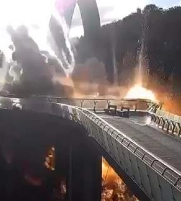 Росіяни вдарили по «скляному мосту» в Києві. Він вистояв