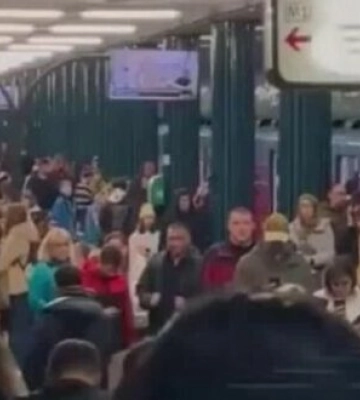 Киевляне в метро поют песни, ожидая окончания воздушной тревоги. ВИДЕО