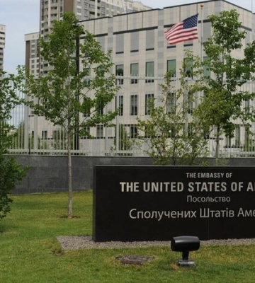 Посольство США у Києві закликало своїх громадян залишити Україну