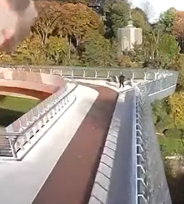 Під ракетний обстріл РФ потрапив міст Кличка в Києві: відео моменту удару