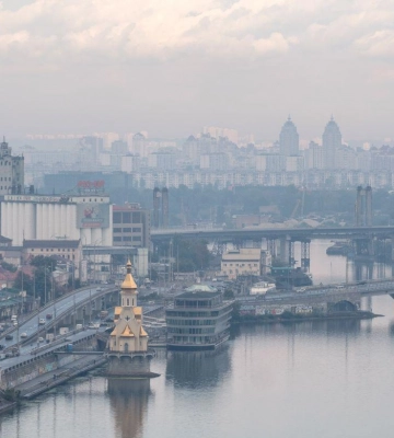 У Києві і області через обстріли впровадили графіки аварійного відключення електропостачання