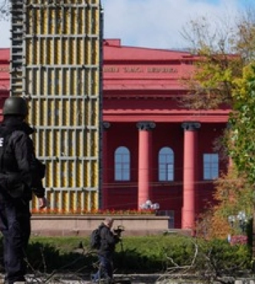 В центре Киева продолжают ликвидацию последствий ракетного удара: фото с места