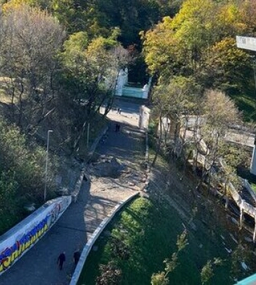 Наслідки ракетних обстрілів пішохідного мосту в центрі Києва. ФОТО