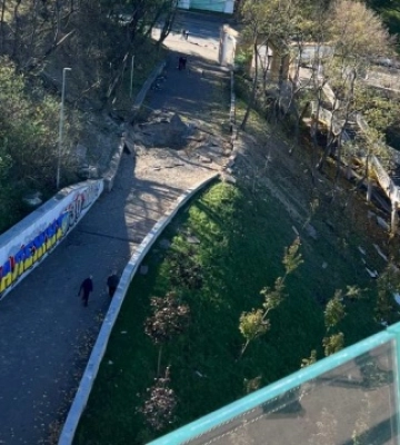 В ОП показали наслідки удару по скляному мосту в Києві